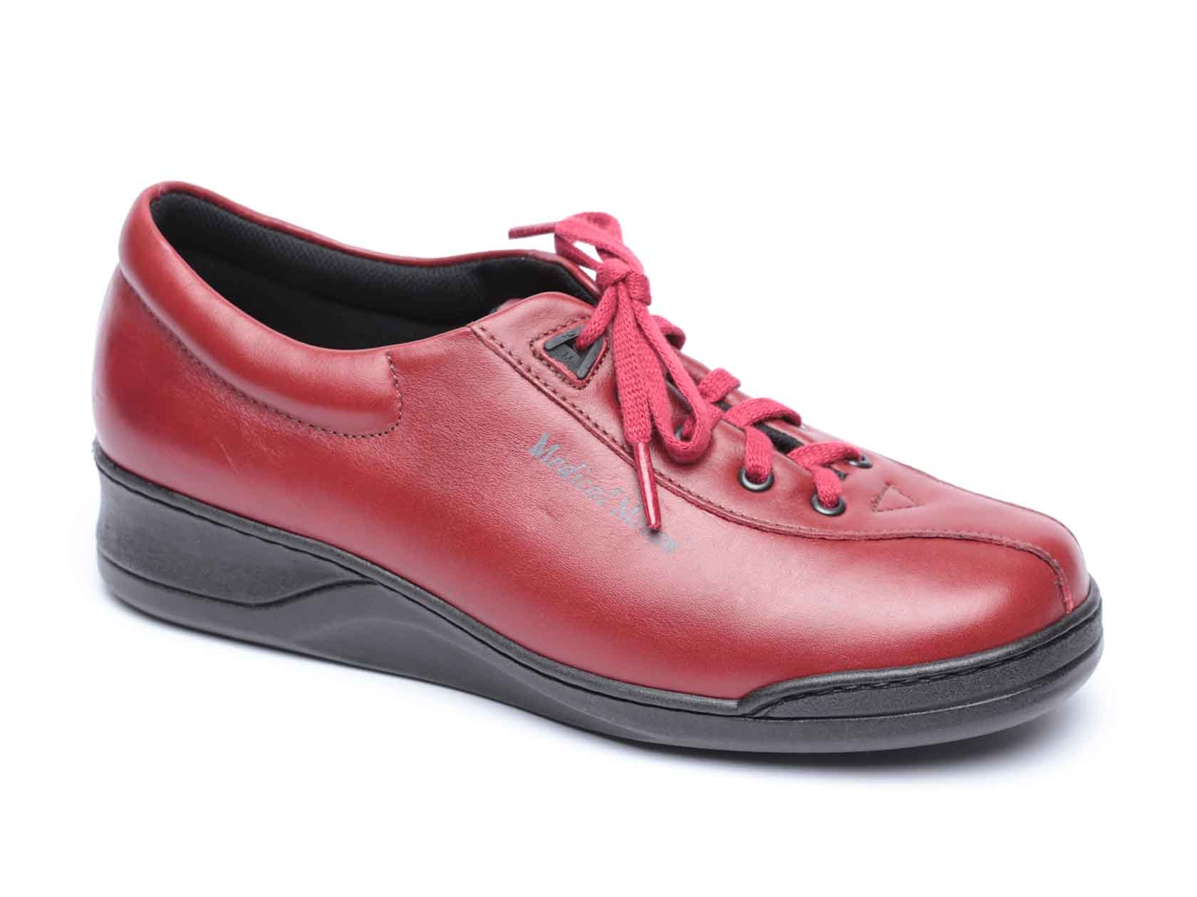 נעליים נוחות סגורות עם שרוכים בצבע אדום