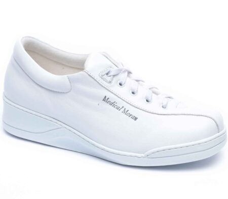 נעליים נוחות סגורות עם שרוכים בצבע לבן