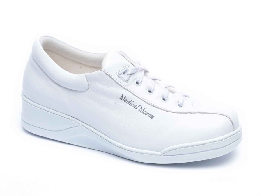 נעליים נוחות סגורות עם שרוכים בצבע לבן