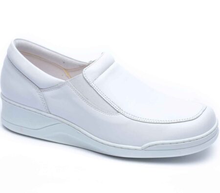 נעלי נוחות סגורות בצבע לבן